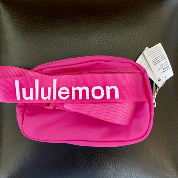 NWT Lululemon Everywhere Belt Bag EBB Sonic Pink with LOGO Strap Educator style - Picture 4 of 5